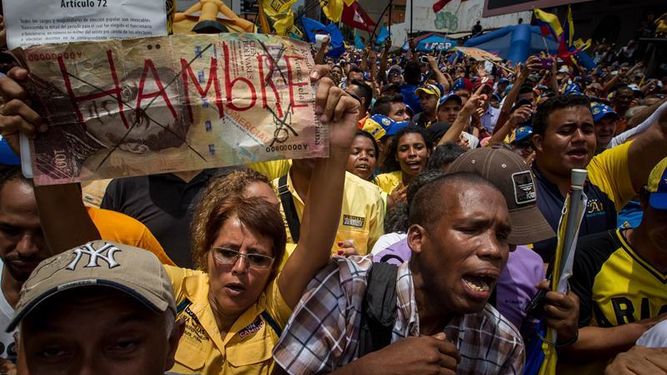 firmas-referendum-revocatorio-protesta-venezuela_923917768_11556701_667x375
